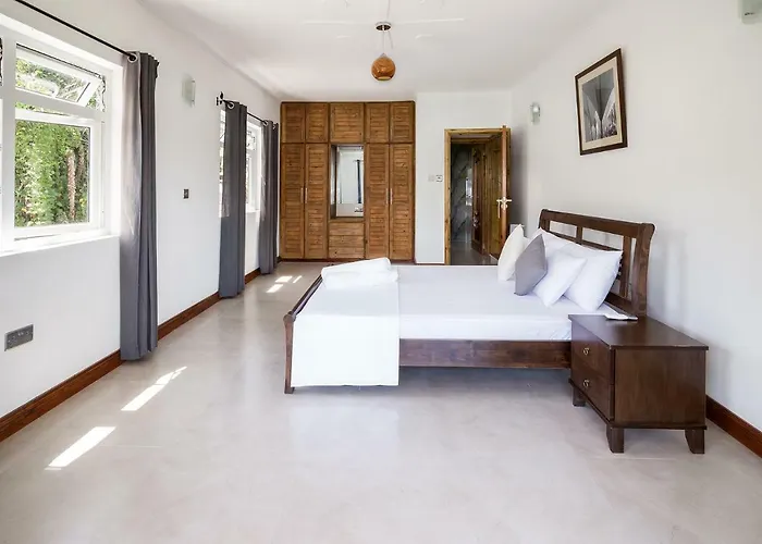 Flora's Self Catering Victoria